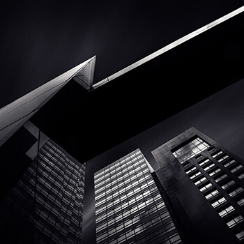 Outdoor: stylowe krzesła na taras i ogródek restauracyjny — materiały odporne na pogodę