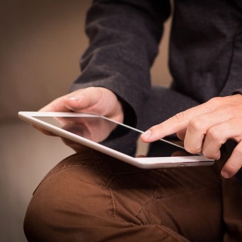 Outdoor: stylowe krzesła na taras i ogródek restauracyjny — materiały odporne na pogodę